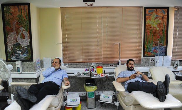 حامد بهداد و حمید فرخ نژاد اهدای خون